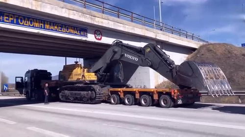 半掛車運(yùn)輸挖掘機(jī)遇限高橋，老司機(jī)巧妙應(yīng)對顯功力